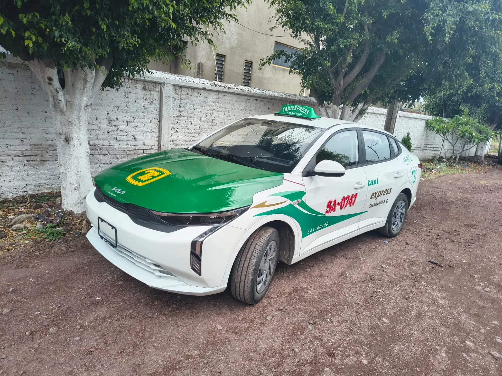 Unidad de Taxi Express Salamanca vista tres cuartos
