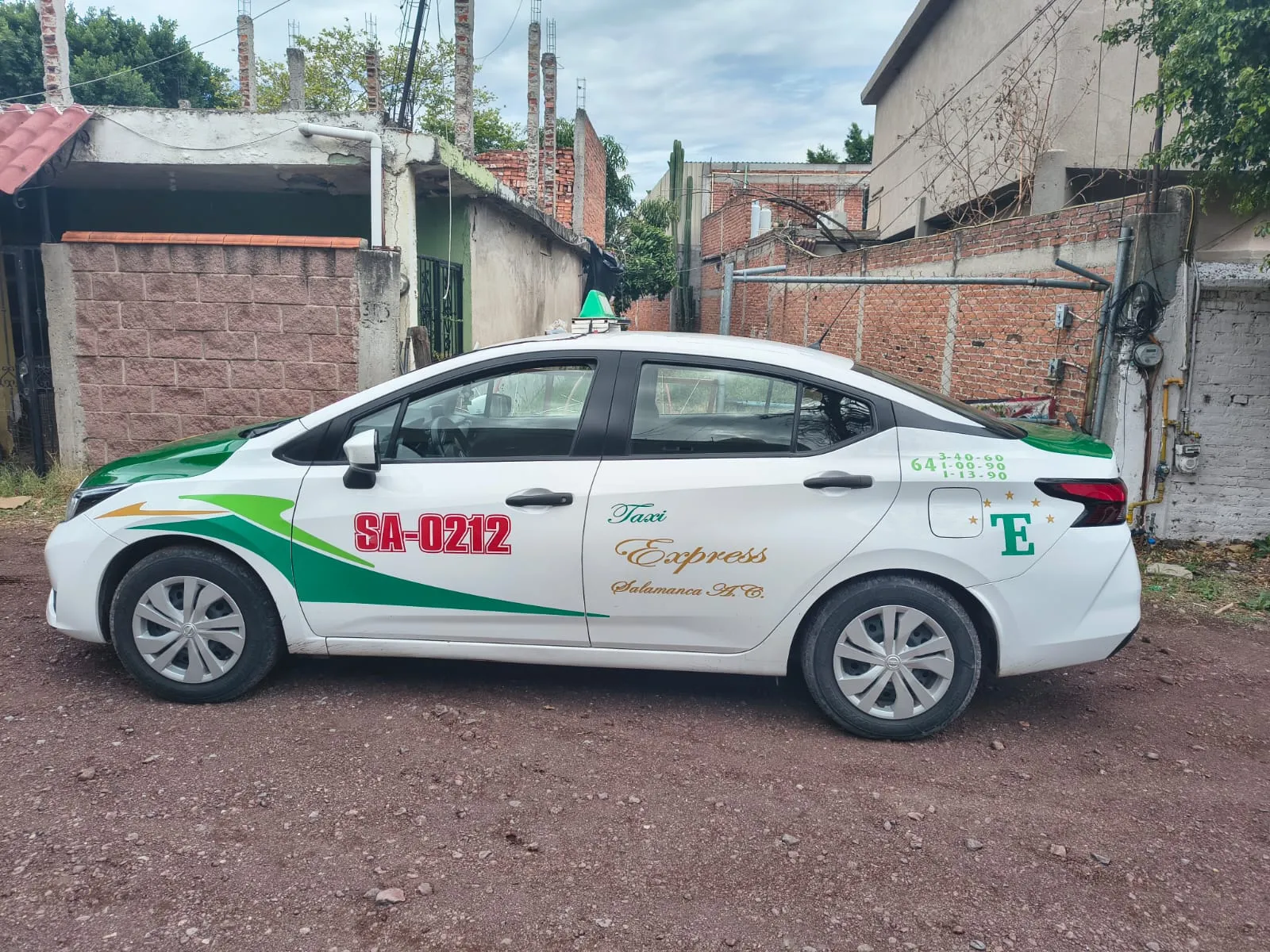 Unidad de Taxi Express Salamanca vista lateral